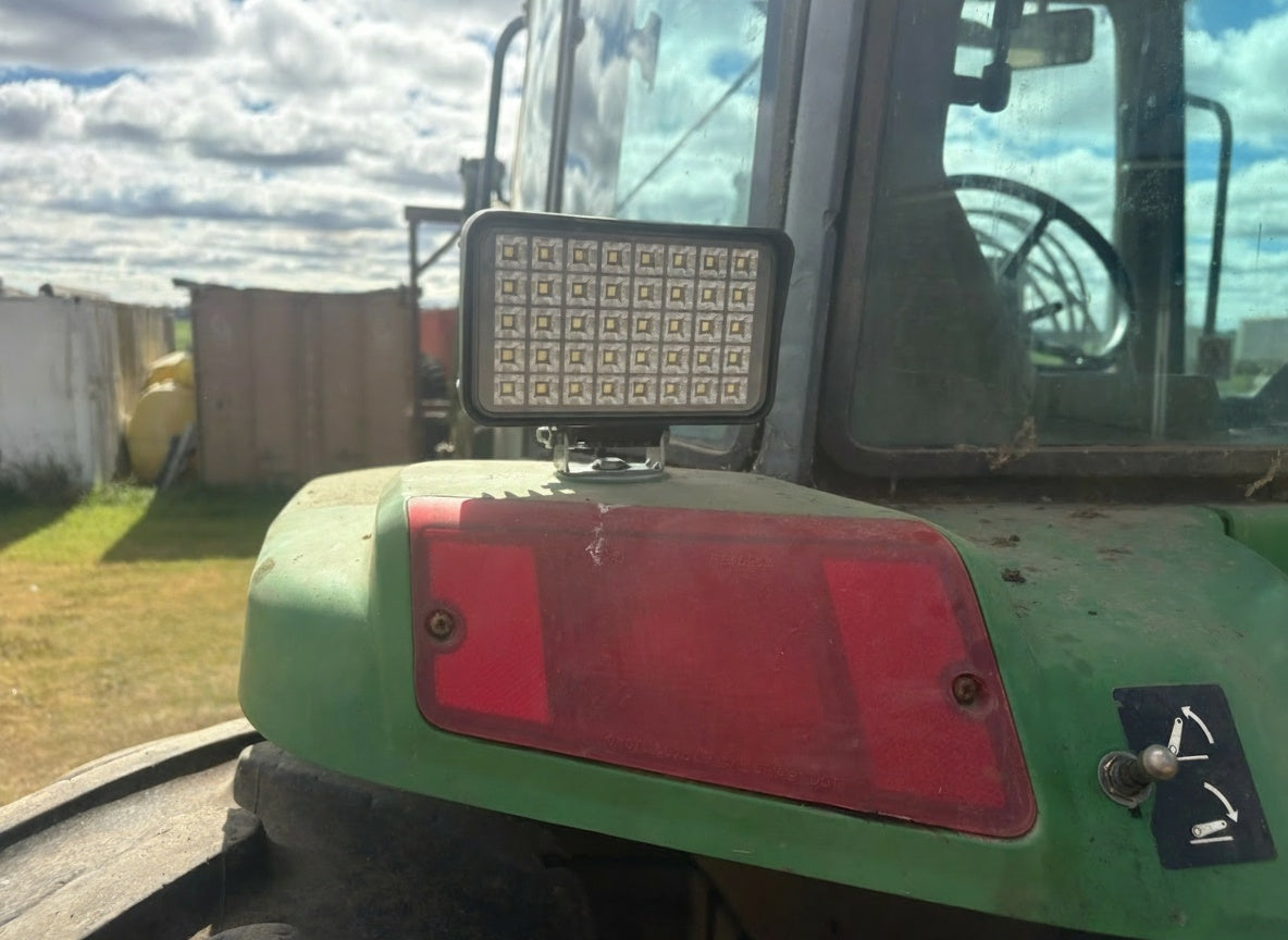 TRACKSTEAD WL-30 V1 tractor close-up